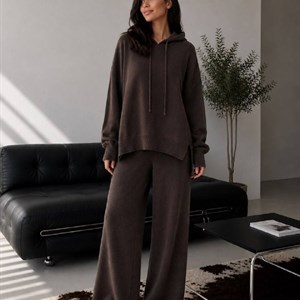 Вязаный костюм-двойка oversize: худи с капюшоном и прямые брюки