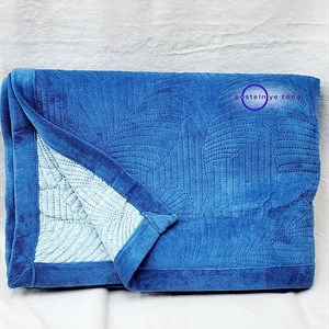 Велюровое однотонные покрывало с изображением лепестков