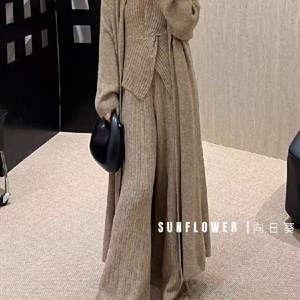 Костюмы-тройки женские оптом — стильная модель на сезон