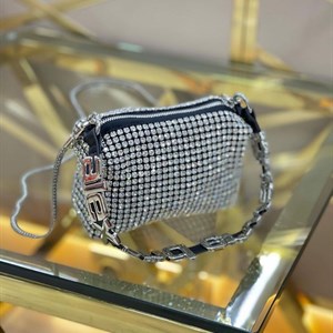 Вновь в наличии сумка  качество люкс имеется длинный