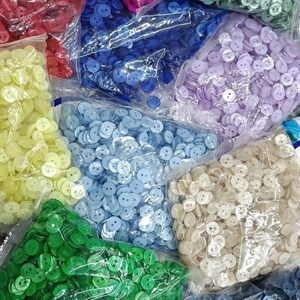 В наличии пуговицы в 20 размере по цветам ____________________