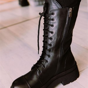 Высокие стильные зимние ботинки берцы в черном цвете