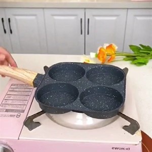 В наличии сковорода с 4 чашками для приготовления