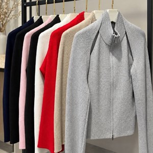 Женская одежда нового сезона в разных цветах — трендовая модель от MONE COLLECTION