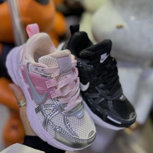 Легкие и стильные детские кроссовки от Найка - идеальный выбор для ваших детей!