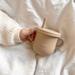 В наличии силиконовые поильники с трубочкой 590 с