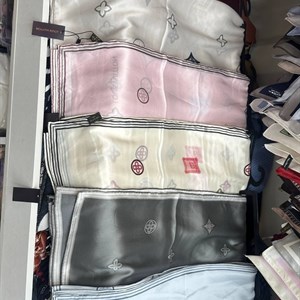 Женский платок из итальянского шелка 110×110 см — ручной подгиб