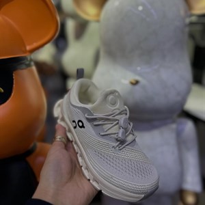 Купите детскую обувь On Cloud в Бишкеке — Высокое качество и стиль