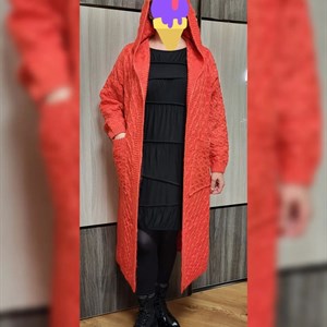 Модель 8653 Этот шерстяной кардиган поступил в четырех