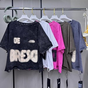 Трендовые винтажные футболки с эффектом «варёнки» — укороченная oversize посадка