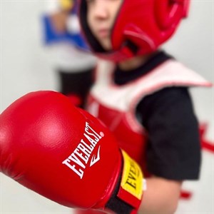 В наличии шлем и перчатки фирмы EVERLAST TOPTEN ADIDAS