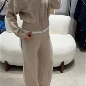 Женский трикотажный костюм с капюшоном и свободными брюками
