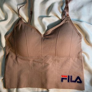 Очень удобный топ с надписью FILA На регулирующихся