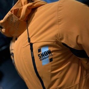 Яркие расцветки горнолыжных комплектов Вас порадуют